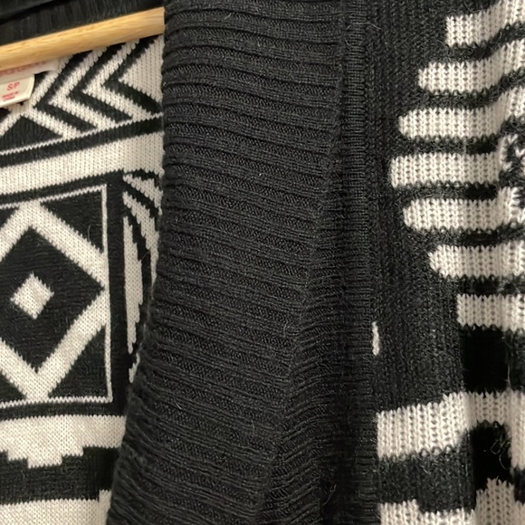 Tribal pattern open sweater - Picture 2 of 3